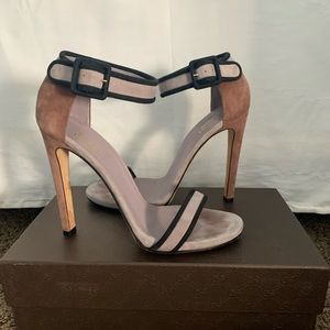 GORGEOUS GUCCI SUEDE STRAPPY SANDALS